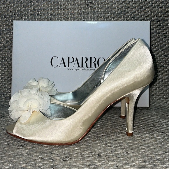Caparros Ivory Satin Sarina Wedding shoes.  Women’s size 8.5 - Picture 3 of 12